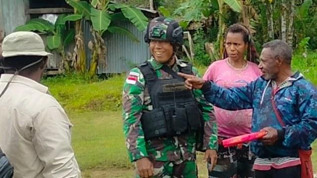 Keakraban Satgas Yonif Raider 142/KJ dengan tokoh masyarakat, Musa Yare, Kepala Kampung Elelim di Distrik Elelim, Kabupaten Yalimo, Papua Pegunungan Tengah, Senin (22/08/2022). 