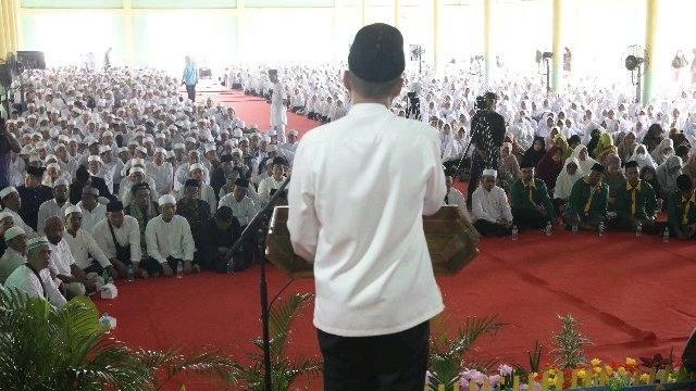 Arafah Berzikir dalam rangka Haul ke-1 Pendiri Pesantren Darularafah Raya di Aula Al-Munawwarah Pesantren Darularafah Raya, Desa Lau Bakeri, Kecamatan Kutalimbaru, Kabupaten Deli Serdang, Sabtu (20/8). 