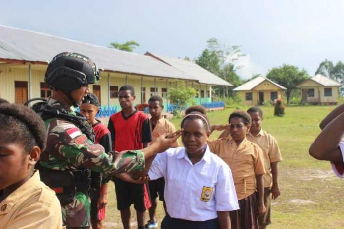 Satgas&nbsp;Pamtas Yonif&nbsp; Raider 142/KJ Latihkan Baris Berbaris