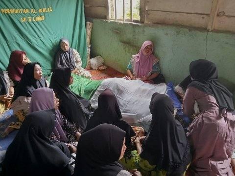 Suasana di rumah duka korban kecelakaan di proyek jalan nasional, Jumat (5/8)