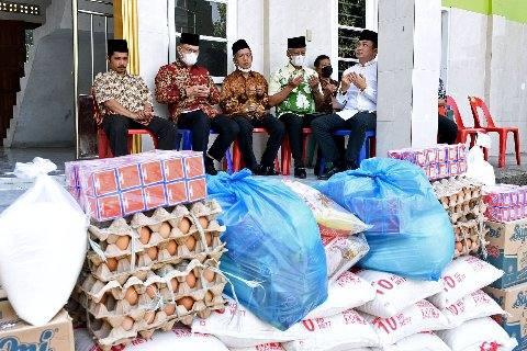 Afifi Lubis memberikan Bantuan Sosial Berupa Sembako dalam rangka HUT ke 77 Kemerdekaan Republik Indonesia di Panti Asuhan Al-Washliyah, Jalan Kolonel Yos Sudarso No. 1 Medan, Jum'at (12/8/2022).