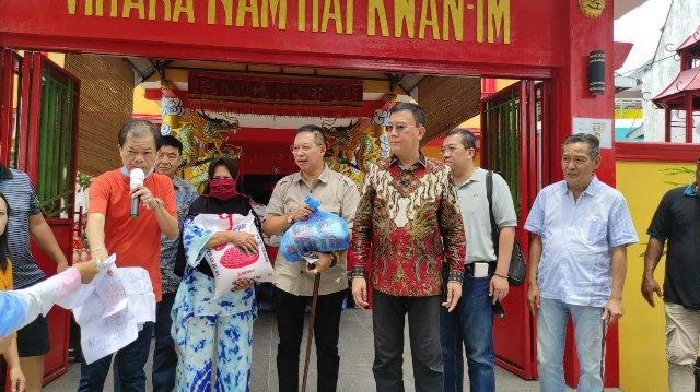 Pembagian sembako dalam perayaan Ulambana, Minggu (21/8)