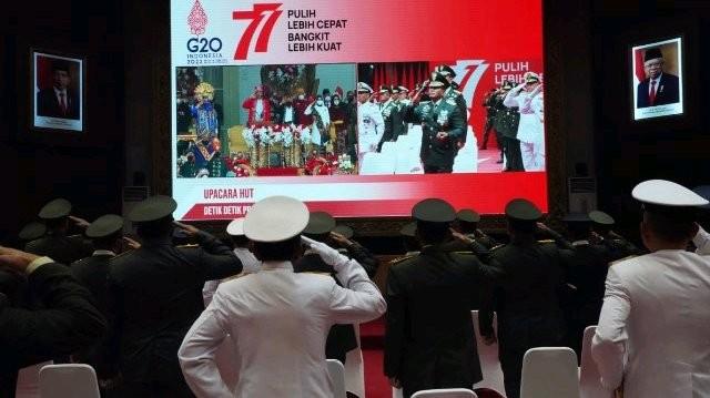 Upacara bendera memperingati Hari Ulang Tahun (HUT) ke-77 Kemerdekaan Republik Indonesia (RI) di Mabes TNI, Rabu (17/8)