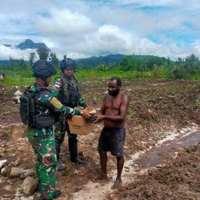 Satgas Yonif Raider 142/KJ kerap membantu setiap kesulitan yang dihadapi masyarakat.