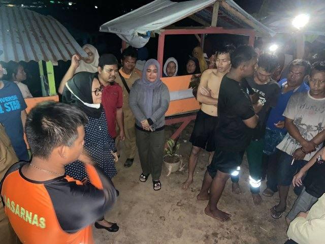 Pj Bupati Tapteng, Yetty Sembiring (Hijab Hitam) menyampaikan belasungkawa kepada keluarga korban. Didampingi Basarnas Sibolga -Tapteng, Kalak BPBD Tapteng bersama masyarakat