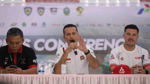 Musa Rajekshah membuka secara resmi Danau Toba Kejuaraan Nasional (Kejurnas) Rally 2022 di Terminal Sosor Saba, Parapat, Jumat (5/8). 