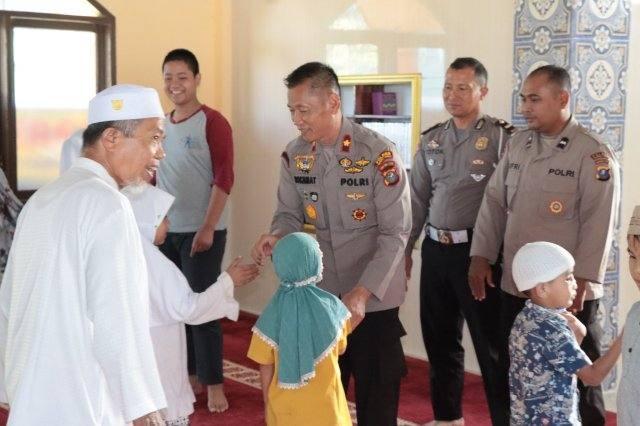 Waka Polres Tapteng Kompol Rokhmat SH MH menyerahkan Buku Iqro dan Al Qur'an secara simbolis Ustad Al. Hadid Fahmi.