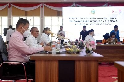 Edy Rahmayadi berdialog dengan Badan Eksekutif Mahasiswa Seluruh Indonesia (BEM SI) Sumut, di Aula Tengku Rizal Nurdin, Rumah Dinas Gubernur Sumut, Jalan Jenderal Sudirman Nomor 41 Medan, Selasa (23/8)