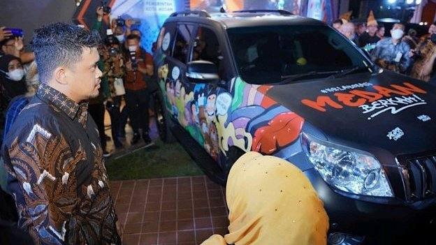 Bobby Nasution dan mobil dinas yang dimural