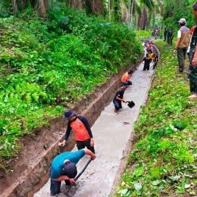 Gotong royong di Jalan Gunung Singgalang, Lingkungan C Kelurahan Tanah Merah, Kecamatan Binjai Selatan, Selasa (23/8).