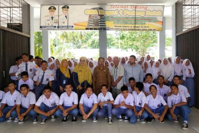 Keluarga besar SMA Negeri 1 Padang Bolak bersama BNNK Tapanuli Selatan diabadikan usai sosialisasi melalui program BNN Goes To School.