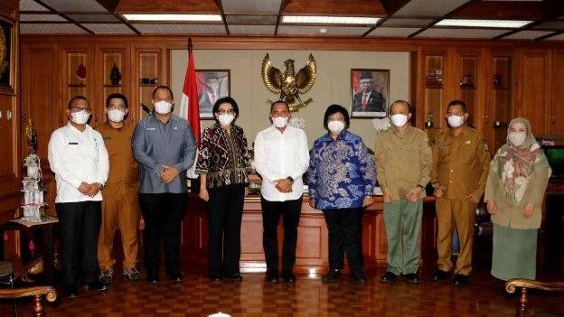 Edy Rahmayadi bertemu Menteri Lingkungan Hidup dan Kehutanan (LHK) Siti Nurbaya di Gedung Manggala Wanabakti Kementerian Lingkungan Hidup dan Kehutanan (KLHK) Republik Indonesia, Jakarta, Senin (1/8). 
