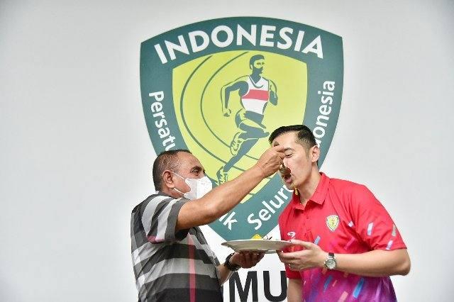 Edy Rahmayadi menyuapi Ketua PASI Sumut David Luther Lubis di sela peresmian gedung sekretariat Pengurus Provinsi (Pengprov) Persatuan Altetik Seluruh Indonesia (PSSI) Sumut, Sabtu (13/8)