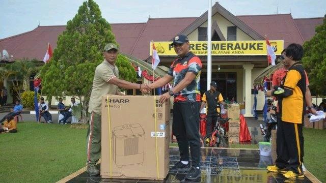 Doorprize saat diserahkan oleh Danrem