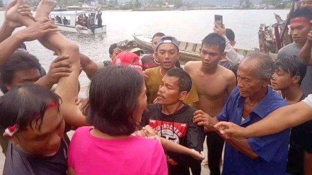 Ali Makdi Simatupang (pakaian hitam) bersama istrinya (pakaian pink) berupaya menyelematkan sang anak (Ali Sandro)