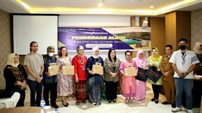 Pelatihan pewarnaan alami untuk bahan tenun kepada para pelaku UMKM di Pematang Siantar.