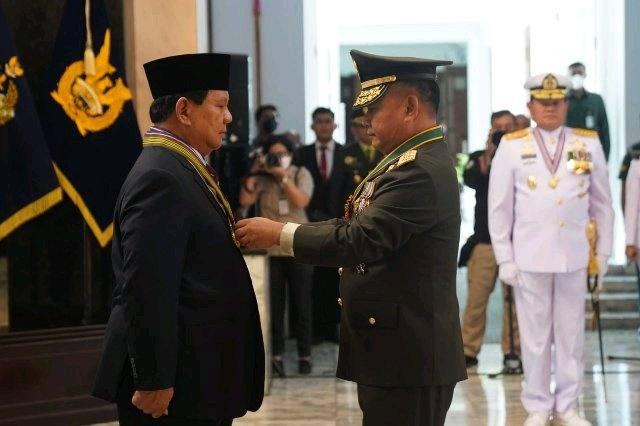 Menhan RI Prabowo Subianto saat menerima Tanda Kehormatan Bintang Kartika Eka Paksi Utama