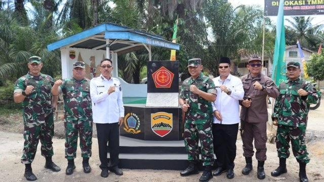 Kolonel Inf Luqman Arief, S.IP secara resmi menutup program TNI Manunggal Membangun Desa (TMMD) Ke-114 Kodim 0209/LB TA 2022 di Labuhanbatu Selatan, Rabu (24/8/2022).