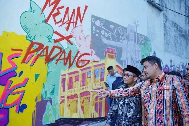 Wali Kota menunjukkan kreasi mural anak Medan di Padang 