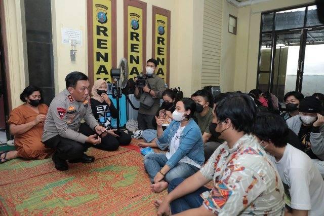 Kapolda Sumut berbincang dengan 212 PMI ilegal yang diamankan dari bandara Internasional Kualanamu, Sabtu (13/8)