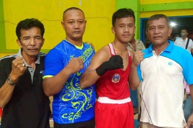 Andre Lumbantobing (dua dari kanan) diabadikan bersama pelatihnya seusai mencatat kemenangan KO di semifinal.