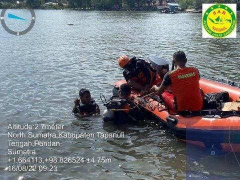Basarnas Nias, melalui Personil Pos SAR Sibolga -Tapteng melakukan pencarian bocah tenggelam di Pantai Indah Kalangan, menggunakan perahu karet dan alat menyelam