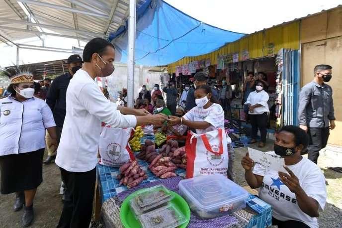 Presiden Joko Widodo dan Ibu Iriana Joko Widodo mengunjungi Pasar Kampung Doyo Baru, Kabupaten Jayapura pada Rabu, 31 Agustus 2022