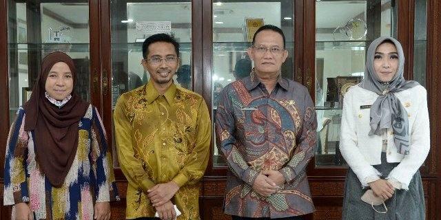 Afifi Lubis menerima kunjungan Konsul Jenderal Malaysia di Medan YM Aiyub Bin Omar di Ruang Kerja lantai 9 Gedung Kantor Gubernur Sumut Jalan Diponegoro Nomor 30 Medan, Kamis (4/8).
