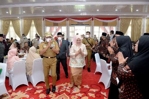 Edy Rahmayadi didampingi oleh Ketua TP PKK Provinsi Sumut Nawal Lubis bersilaturahmi dengan para janda Veteran dan Dewan Harian Daerah Badan Pembudayaan Kejuangan 45 (DHD 45) di Medan, Jumat (12/8).
