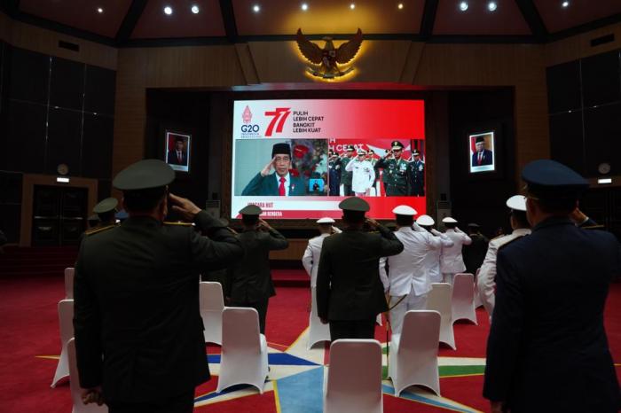 Peserta mengikuti upacara penurunan bendera Merah Putih secara virtual yang dilaksanakan di Istana Negara, Rabu (17/8/2022).