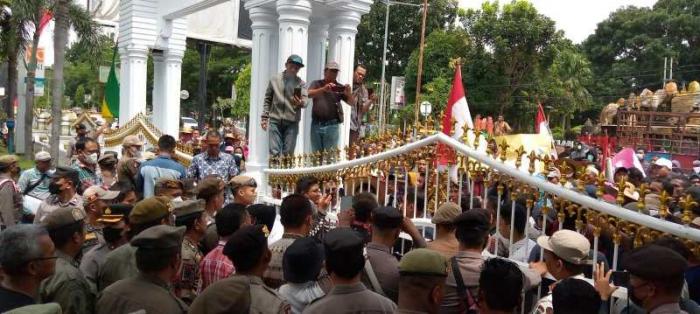 Ratusan massa KSU Mekar Jaya saat demo di kantor Wali Kota Binjai, Kamis (25/8)