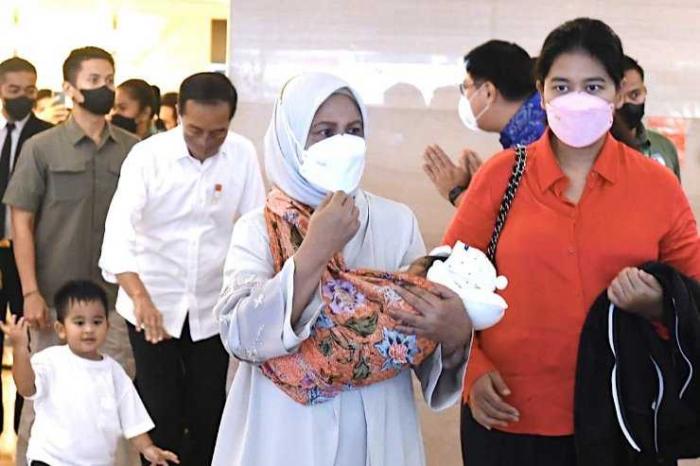 Ibu Iriana Jokowi tampak menggendong Panembahan Al Saud Nasution dengan kain jarik, Sabtu (27/8)