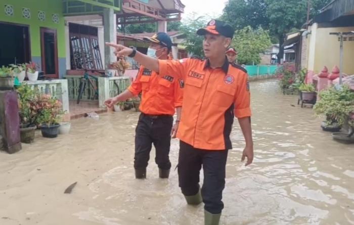 Tora Daeng Massaro, didampingi Kabid RR, Muhammad Hatta Hasibuan turun langsung meninjau banjir yang melanda tiga kecamatan di Kota Tebingtinggi, Kamis(18/8).