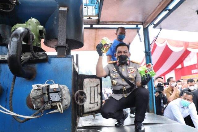 Kapolda Sumut menunjukkan barang bukti sabu sebelum dimusnahkan, Selasa (16/8).