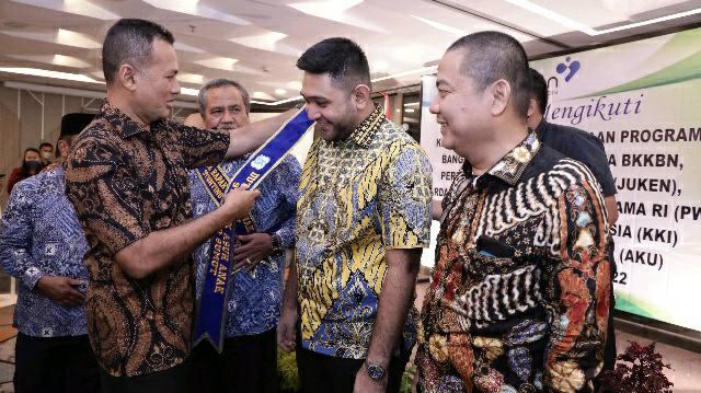 Musa Rajekshah memberikan penghargaan kepada mitra BKKBN, Selasa (9/8). 