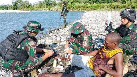 Satgas Yonif 126/KC Pos Batom cepat obati masyarakat yang sedang terluka parah di Kampung Batom, Kab. Pegunungan Bintang