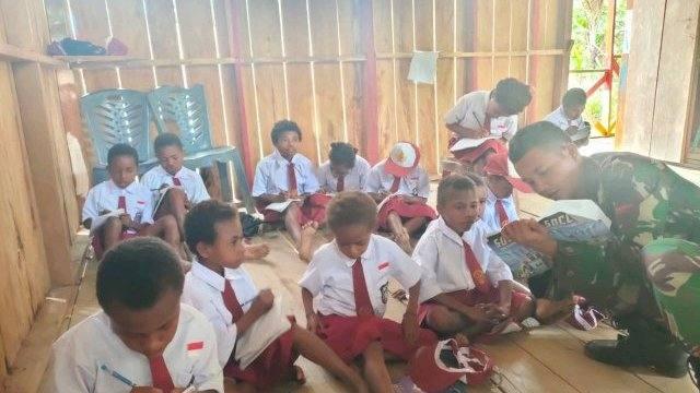 Prajurit TNI mengajar anak-anak sekolah di perbatasan RI-PNG tepatnya di SD Inpres Fafinimbo, Kampung Tatakra, Distrik Web, Kabupaten Keerom.