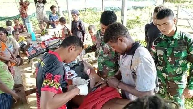 Tragis... Masyarakat Luka-Luka Diserang Babi Hutan, Satgas Yonif 126/KC Berikan Pertolongan