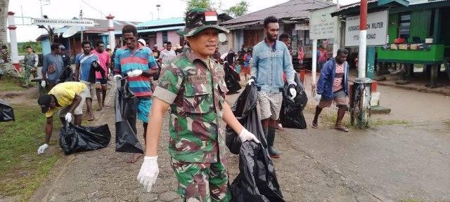 Gotong royong di Kp. Atapo, Distrik Mimika Barat, Kabupaten Mimika dan dipimpin langsung oleh Kapten Inf H.A. Hutabarat