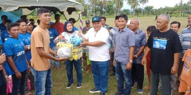 Hj. Delmeria Sikumbang, menyerahkan bantuan Kementrian Olahraga sebesar Rp150 juta