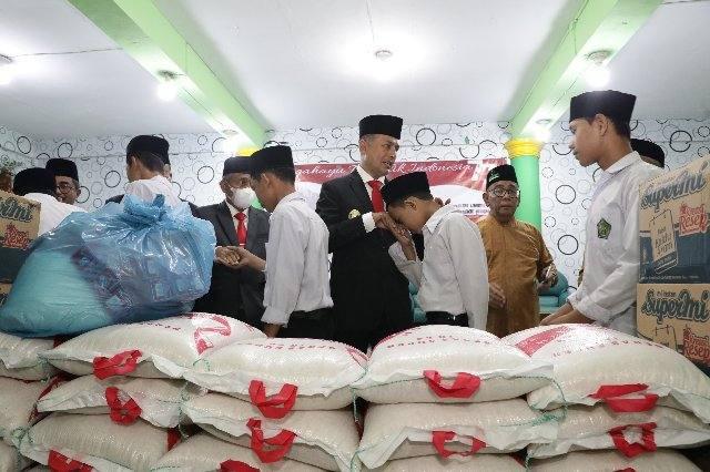 Musa Rajekshah menyerahkan bantuan ke Panti Asuhan Al-Jamiyatul Washliyah di Jalan Ismailiyah Medan, Selasa (16/8).