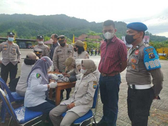Poli Klinik Polres Tapteng Laksanakan Pengecekan Tekanan Darah Kepada Personil