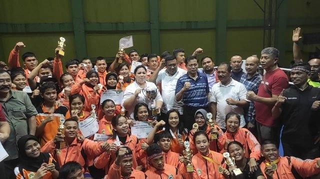 Tim tinju Pertina Sumut meluapkan kegembiraan bersama tropi juara umum Kejurnas yang diserahkan Ketua PP Pertina Mayjen TNI (P) Komaruddin Simanjuntak.