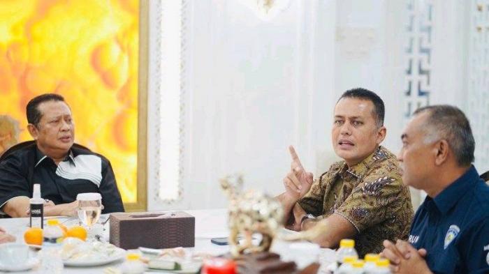 Musa Rajekshah bersama Ketua Ikatan Motor Indonesia (IMI) Sumut Harun Mustafa Nasution dan Ketua IMI Pusat Bambang Soesatyo di Jakarta, Kamis (11/8). 