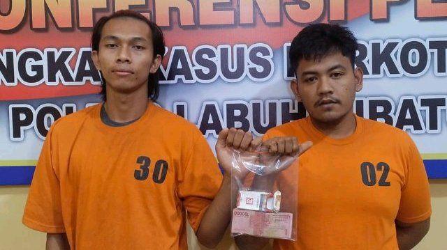 Polisi tangkap dua orang pelaku, salah satu diantaranya sebagai bandar sabu yang sangat meresahkan.