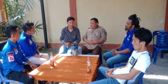 Syarfi Hutauruk dan pengurus KNPI Tapteng 