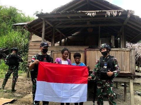 Prajurit TNI bagikan Bendera Merah Putih di Kampung Karang, Distrik Yaffi, Kabupaten Keerom, Sabtu (13/08/2022).