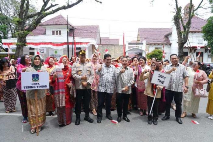 Kontingen Tebing Tinggi menghadiri acara "Parade dan Gebyar Kebaya Nasional 2022" tingkat Provinsi Sumatera Utara di Lapangan Benteng, Medan, Minggu (28/08/2022).