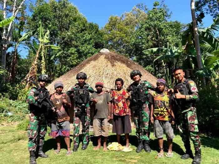 Giat Puskesmas Keliling Satgas Yonif Raider 142/KJ Ke Honai-Honai Warga