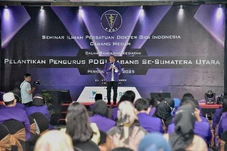 Seminar Ilmiah Persatuan Dokter Gigi  Indonesia (PDGI) dalam rangka Pelantikan Pengurus PDGI Cabang se-Sumut di Hotel Grand Inna, Jalan Balai Kota, Medan,  Sabtu (27/8/2022).